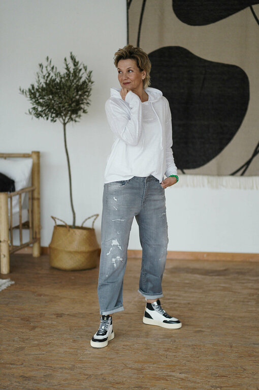Hoodie “ADDISYN” white (HL22) / Jeans “YOANA” – pale grey (ER53) / High Sneaker “OLISA” weiß/schwarz (CR05)