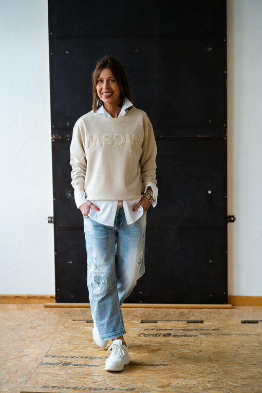 Hemdbluse “KIRA” weiß (HB02) /  Jeans “BROOKE” jeansblau (H41) / Sweater "CYNTHIA" gold solid (MSC17)
