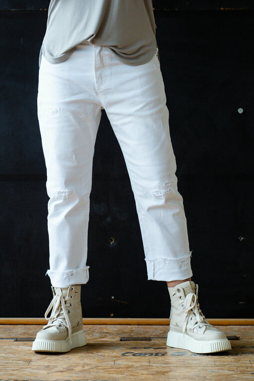 Jeans “ZIVA” white (ER76) / Hochwertiges Shirt “MILAINE” stone (HL34)