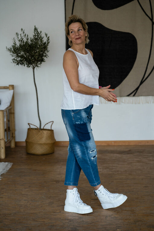 Leinentop "TABITHA" white (AE02) / Jeans "RASTANA" jeansblau (H11)