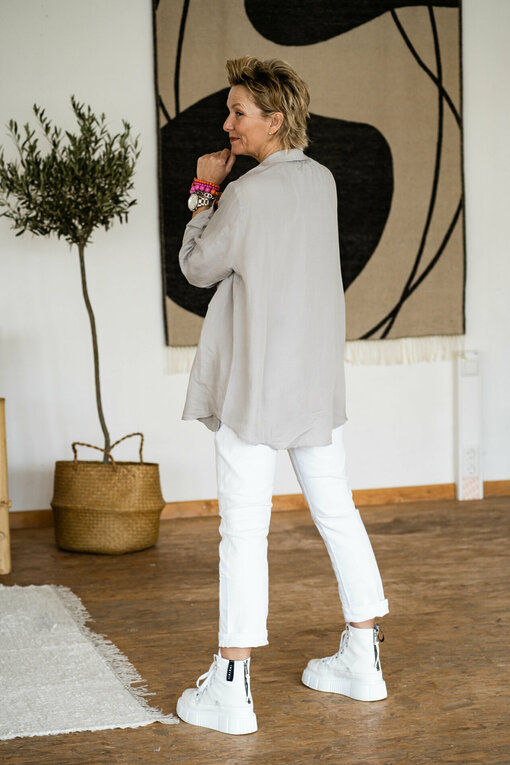 Bluse "REBECCA" grey (AE01) / Tanktop “NOELIA” white (10D21) / Jeans “LEONA DESTROYED” white (ER50)