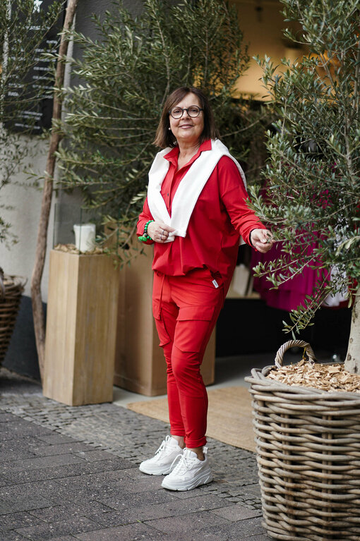 Elastische “CARGO”- Hose red (PI05) / Elastische Bluse “MAGDA” red (PI62) / Sneaker “PARIS” – white (JB10)