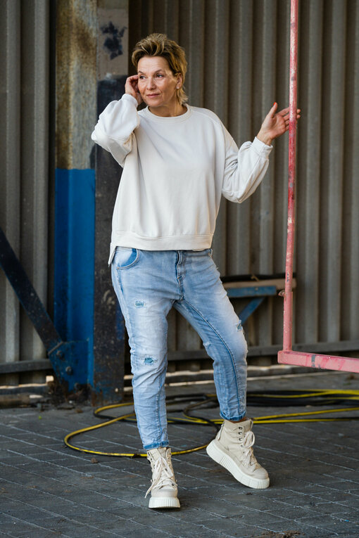 Lässiges Sweatshirt “MISSY” beige (GW66) / Coole Jeans “JANET” light blue (H30)