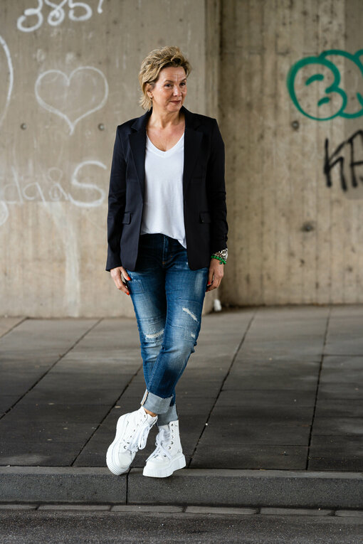 Blazer "LAURA NOOS" black  (ER35) / Shirt "STELLA" white (GB01) / Jeans “CASTERFELD” - dark blue (GG09)