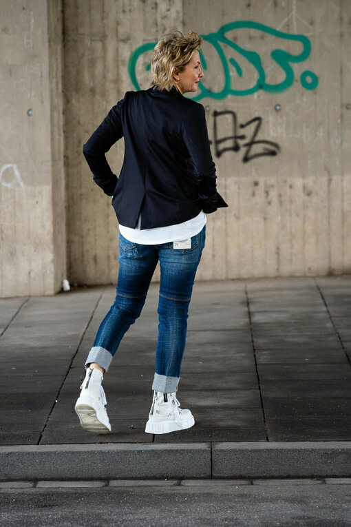 Blazer "LAURA NOOS" black  (ER35) / Shirt "STELLA" white (GB01) / Jeans “CASTERFELD” - dark blue (GG09)