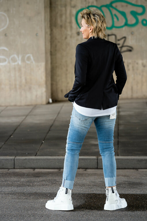 Blazer "LAURA NOOS" black  (ER35) / Shirt "STELLA" white (GB01) / Jeans "CASTERFELD" - light blue (GG08)
