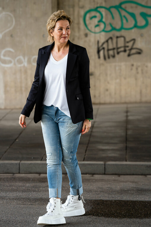 Blazer "LAURA NOOS" black  (ER35) / Shirt "STELLA" white (GB01) / Jeans "CASTERFELD" - light blue (GG08)