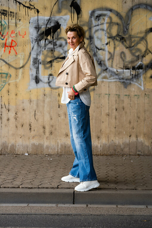 Jacke “TAMARA” beige (GW34) /Wide Leg Jeans “KALEA” – middle blue (ER80) / Bluse “SVANIA” chalk (HL27)