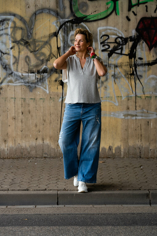 Wide Leg Jeans “KALEA” – middle blue (ER80) / Top “V- NECK FLEECE” light grey melee (10D51)