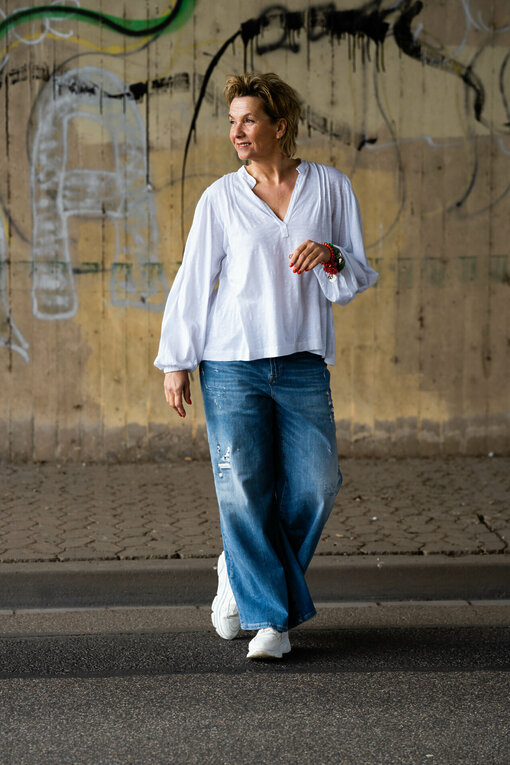 Wide Leg Jeans “KALEA” – middle blue (ER80) / Bluse “ANNE” white (PI50)