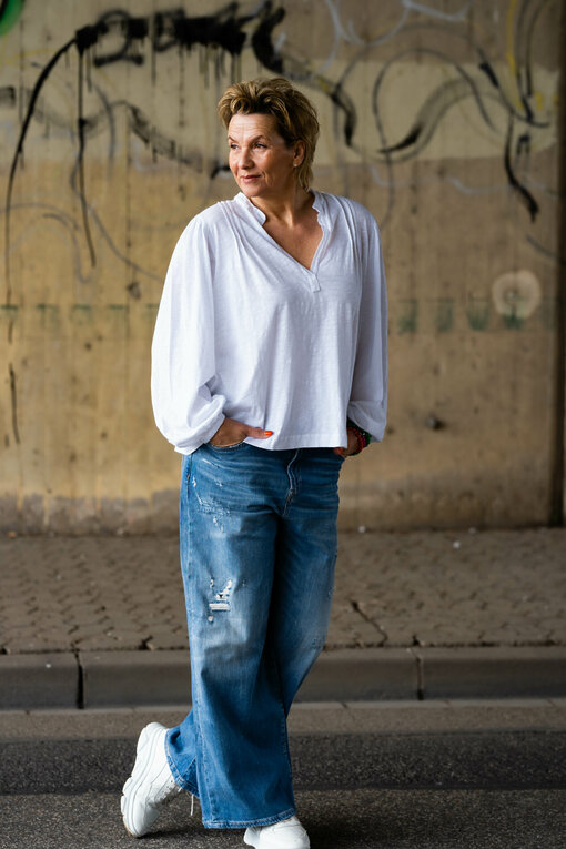 Wide Leg Jeans “KALEA” – middle blue (ER80) / Bluse “ANNE” white (PI50)