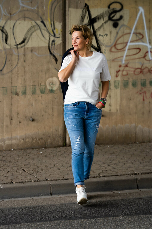 Relaxed Fit Jeans "LANI" - middle blue (ER78) / Shirt “GONE VELVET” offwhite solid (MSC21) / Stretchiger Kurzblazer “SISSI” dunkelblau  (B04) / Sneaker “PARIS” – white (JB10)
