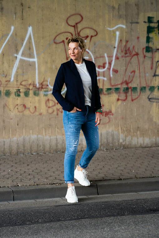 Relaxed Fit Jeans "LANI" - middle blue (ER78) / Shirt “GONE VELVET” offwhite solid (MSC21) / Stretchiger Kurzblazer “SISSI” dunkelblau  (B04) / Sneaker “PARIS” – white (JB10)