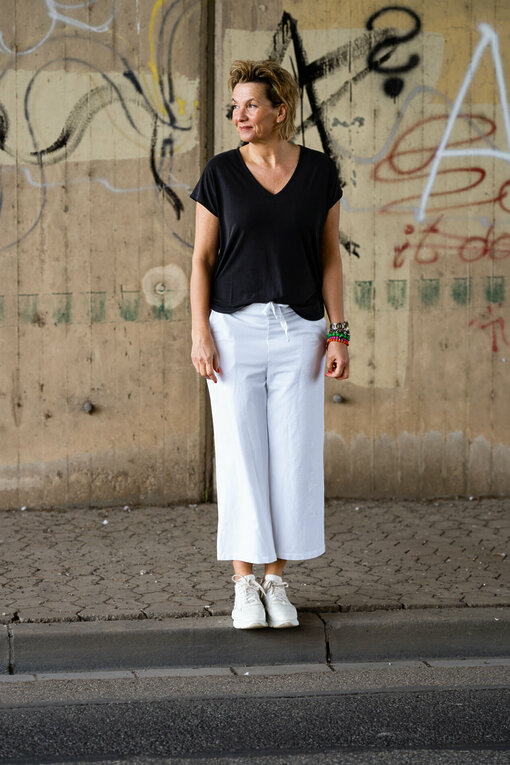 Culotte-Hose “PRIA” weiß (H40) / Sneaker “PARIS” – white (JB10) / Shirt “MILAINE” black (HL34)