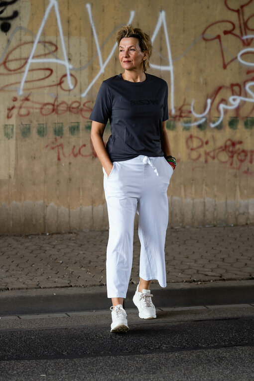 Culotte-Hose “PRIA” weiß (H40) / Sneaker “PARIS” – white (JB10) / Cooles Shirt “GONE VELVET” elephant grey-solid (MSC21)