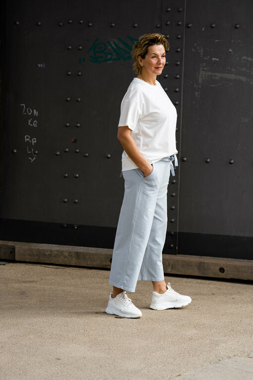 Culotte-Hose “PRIA” (H40) / Sneaker “PARIS” – white (JB10) / feines Shirt "STEFANIE" offwhite (BA16)