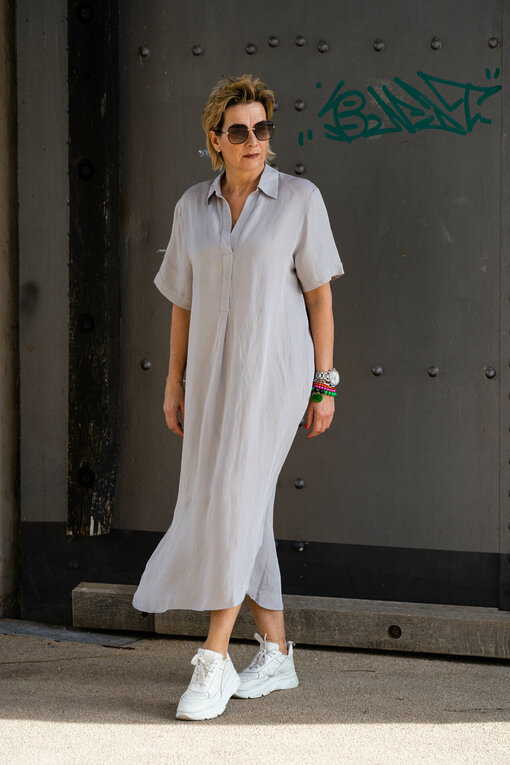 Hochwertiges Kleid "LEANNE" grey (AE04) / Sneaker “PARIS” – white (JB10)