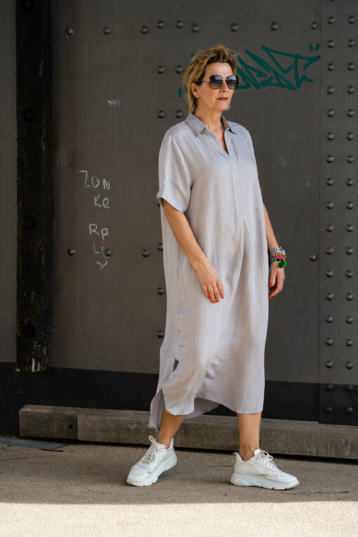 Hochwertiges Kleid "LEANNE" grey (AE04) / Sneaker “PARIS” – white (JB10)