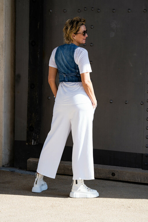 Leinenshirt "GITTE" white (PI14)  / Joggerhose "PRIA" weiß (H40) / Jeansweste "HOPE" jeansblau  (GW18)