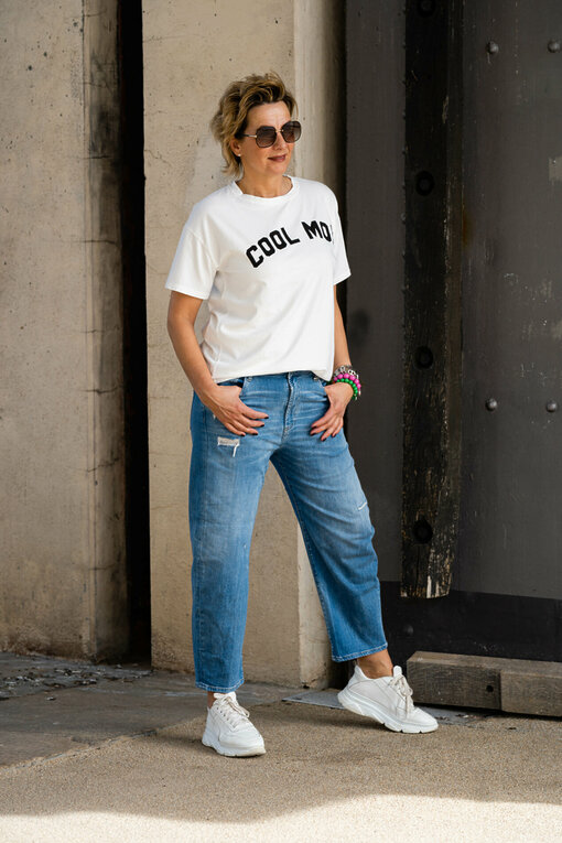 Jeans "YOANA" - middle blue (ER55) / Sneaker “PARIS” – white (JB10) / Statement Shirt "MUM" wollweiß (GW05)