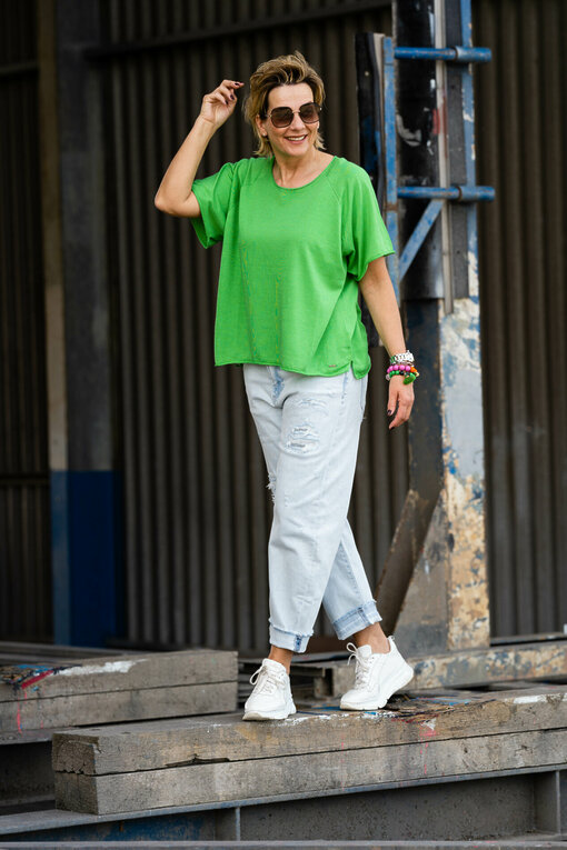 Hochwertiges Shirt “REA” spring green (HL25) / Jeans “YOANA” – light cyan (ER54) / Sneaker “PARIS” – white (JB10)