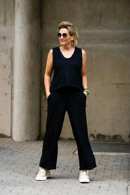 V-Neck Top “ELYSA” black (10D76) / Wide Leg Pants “ALEXIS” (10D52)