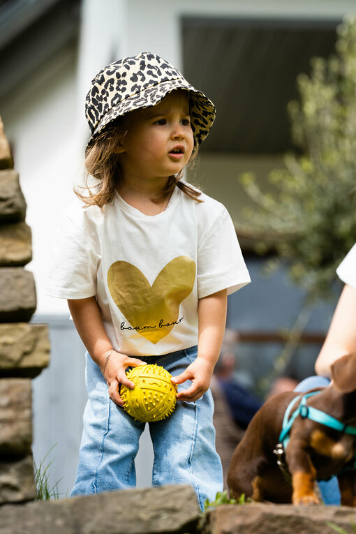Mom & Kids Kurzarmshirt "LAYLA" ecru/gold (BA22/00) / Cooler Leo-Bucket-Hat für Kids “TYRA” leo (AS09)