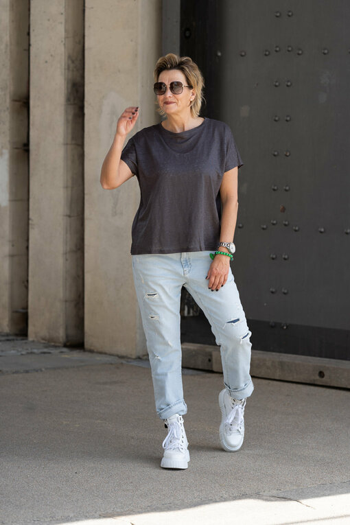 Boyfriend-Jeans "LEONA" - stone wash (ER14) / Shirt "EVELYN" phantom (WB03) / Canvas High Sneaker “MATILDA” – white (IN01)