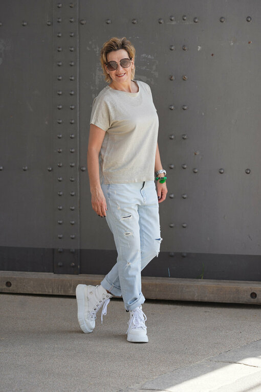 Boyfriend-Jeans "LEONA" - stone wash (ER14) / Shirt "EVELYN" ice green (WB03) / Canvas High Sneaker “MATILDA” – white (IN01)