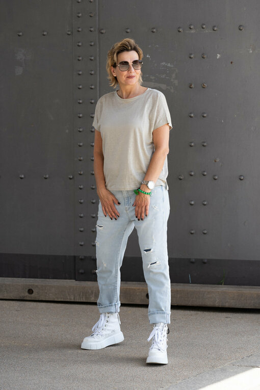 Boyfriend-Jeans "LEONA" - stone wash (ER14) / Shirt "EVELYN" ice green (WB03) / Canvas High Sneaker “MATILDA” – white (IN01)