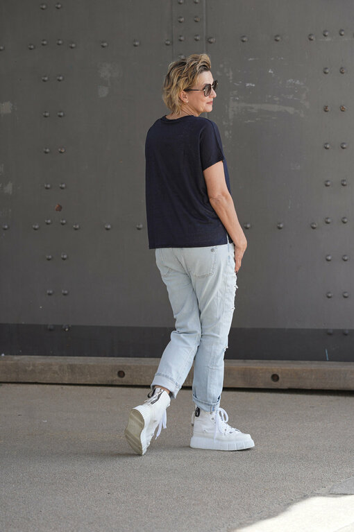 Boyfriend-Jeans "LEONA" - stone wash (ER14) / Shirt "EVELYN" mood indigo (WB03) / Canvas High Sneaker “MATILDA” – white (IN01)