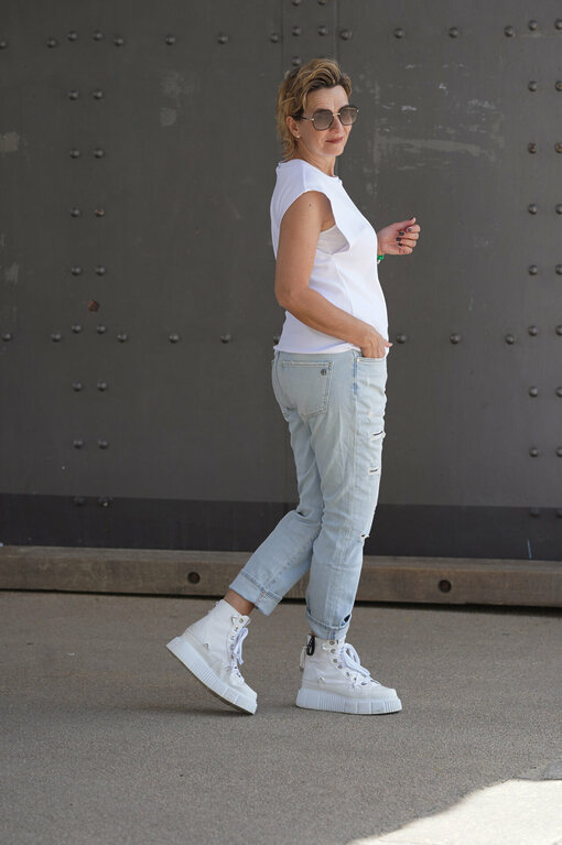 Boyfriend-Jeans "LEONA" - stone wash (ER14) /Shirt "ANN" white (WB02) / Canvas High Sneaker “MATILDA” – white (IN01)