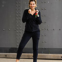 Bequeme Cargo-Pants “KARIN” black (TQ04) / Elastische Hemdbluse “REA” black (TQ02)