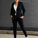 Bequeme Cargo-Pants “KARIN” black (TQ04) / Spitzen-Top “ANCONA” offwhite (DZ06) / Blazer “INGRID” black (TQ01)