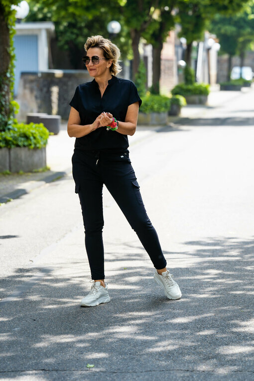 Bequemes Blusenshirt “STELLA” marine (TQ05) / Bequeme Cargo-Pants “KARIN” marine (TQ04)