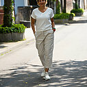Chinohose “BETHANY” beige (H37) / Cooles Shirt “IMKE” wollweiß (BA57)