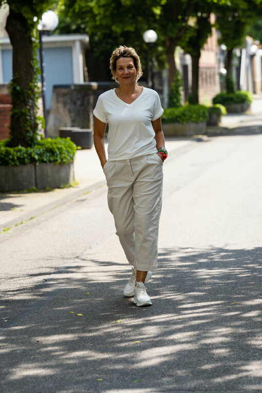 Chinohose “BETHANY” beige (H37) / Cooles Shirt “IMKE” wollweiß (BA57)