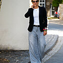 Tanktop “NOELIA” white (10D21) / Sportlicher Blazer “LEYA” (ER07) /  Wide Leg Jeans “KALEA” – snow grey (ER64)