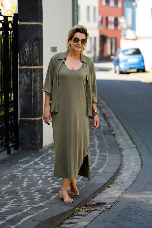 Bluse “MILLA” khaki (GW53) / Kleid “JOY” khaki (GW04)