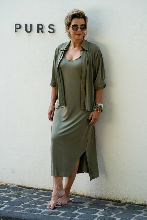 Bluse “MILLA” khaki (GW53) / Kleid “JOY” khaki (GW04)
