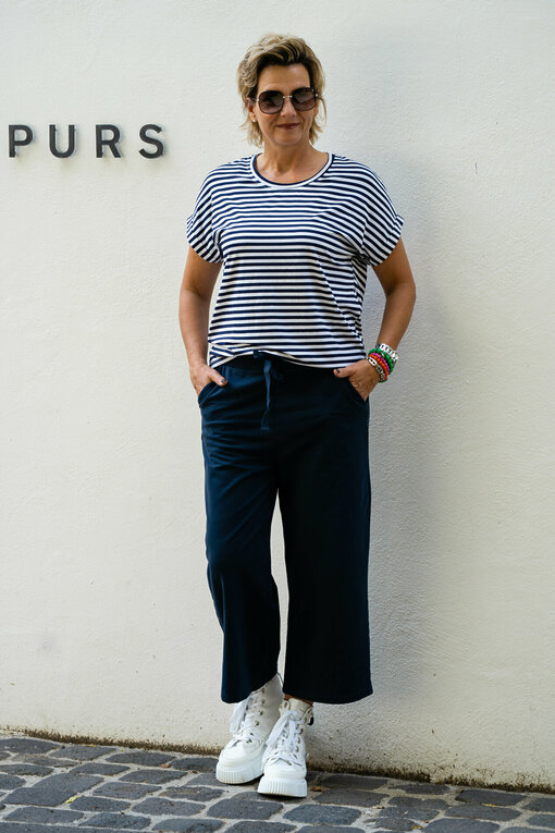 Streifen Shirt “GIULIA” dunkelblau/weiß  (BA40) / Culotte-Joggerhose “PRIA” dunkelblau (H40)