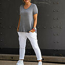 Kurzarmshirt “SABINE” mittelgrau (BA37) /Joggerhose “PRISKA” weiß (FJ)