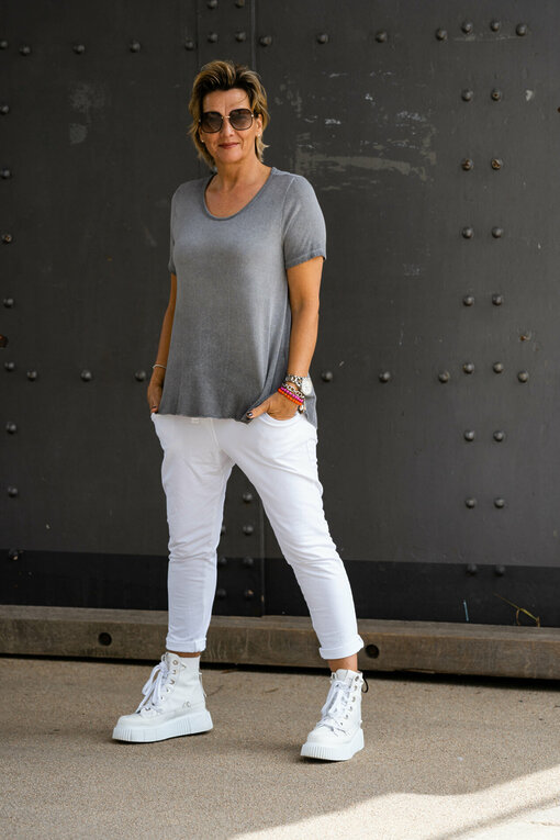 Kurzarmshirt “SABINE” mittelgrau (BA37) /Joggerhose “PRISKA” weiß (FJ)