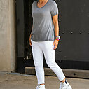 Kurzarmshirt “SABINE” mittelgrau (BA37) /Joggerhose “PRISKA” weiß (FJ)