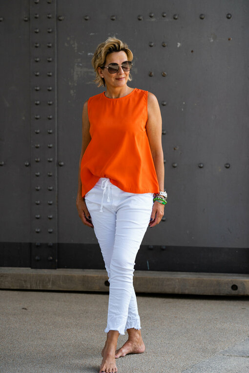 Super bequeme Hose “SERENA” weiß (H38) / Ärmellose Bluse “LOUISE” orange (GW83)