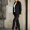 Stretchiger Kurzblazer “SISSI” schwarz (B04) /Lässige Chino-Hose “LISSY” schwarz (H01) / Cooles Tank Top “ORELA” offwhite (ER25)