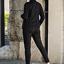Stretchiger Kurzblazer “SISSI” schwarz (B04) /Lässige Chino-Hose “LISSY” schwarz (H01) / Cooles Tank Top “ORELA” offwhite (ER25)
