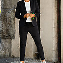 Stretchiger Kurzblazer “SISSI” schwarz (B04) /Lässige Chino-Hose “LISSY” schwarz (H01) / Cooles Tank Top “ORELA” offwhite (ER25)