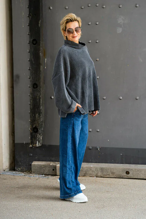 Oversized Strickpullover “FANJA” black (CC07) / Wide Leg Jeans “YIBBI” dark blue (H36)