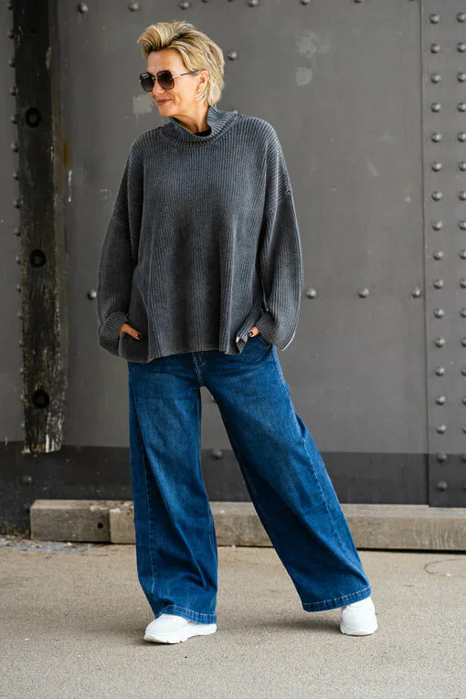 Oversized Strickpullover “FANJA” black (CC07) / Wide Leg Jeans “YIBBI” dark blue (H36)